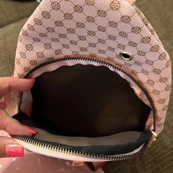 NWOT crossbody bag. $15 - Picture 4 of 4